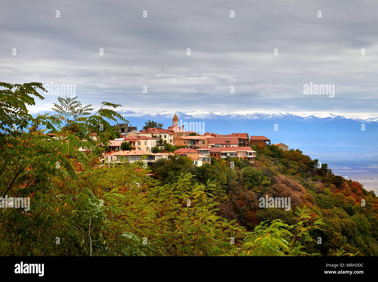 Blick auf signagi Stadt und Alasani Valley mit Bergen in Georgien Stockfoto