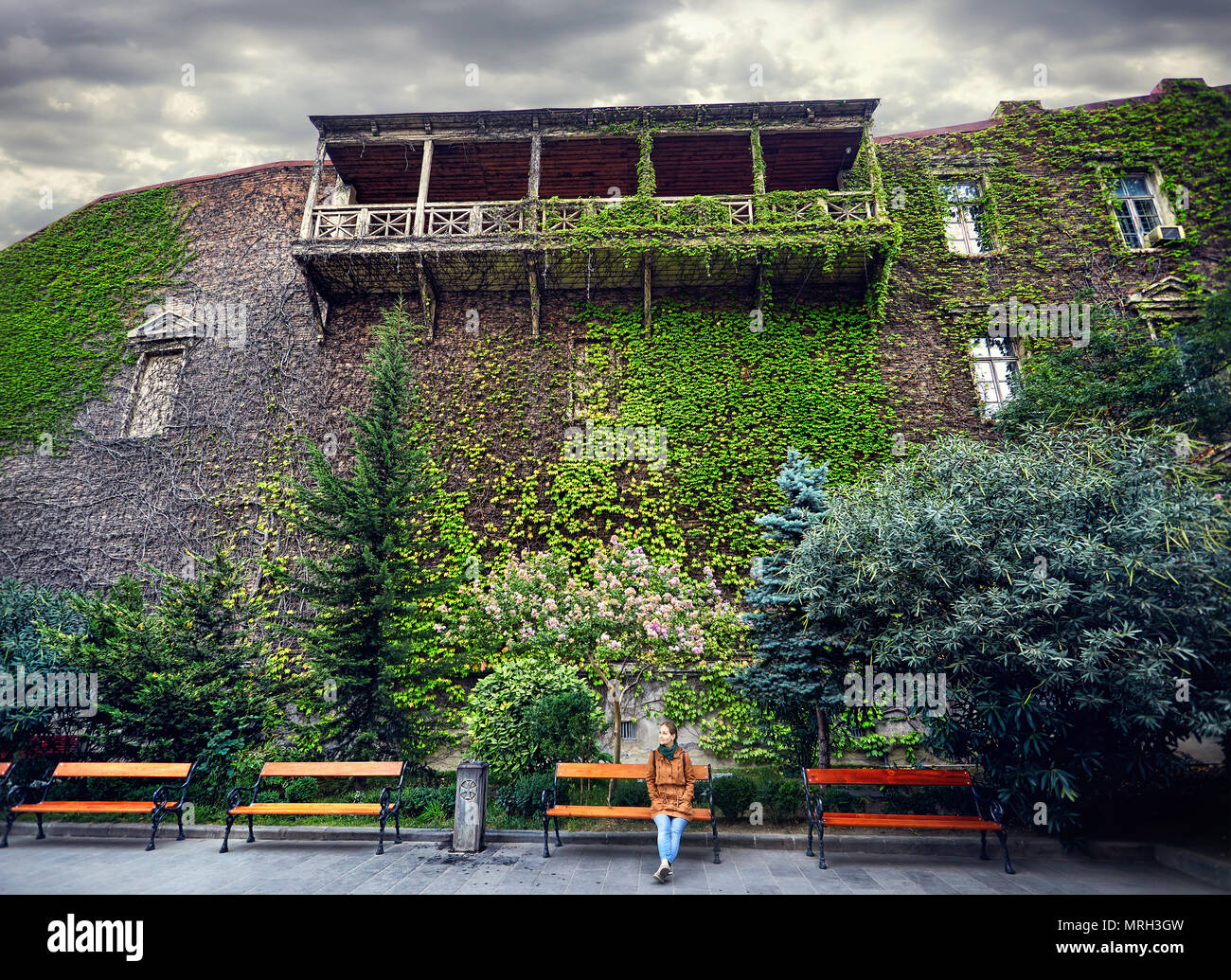 Touristische Frau auf die Niederlassung in der Nähe der alten Gebäude im Zentrum von Tiflis, Georgien Stockfoto