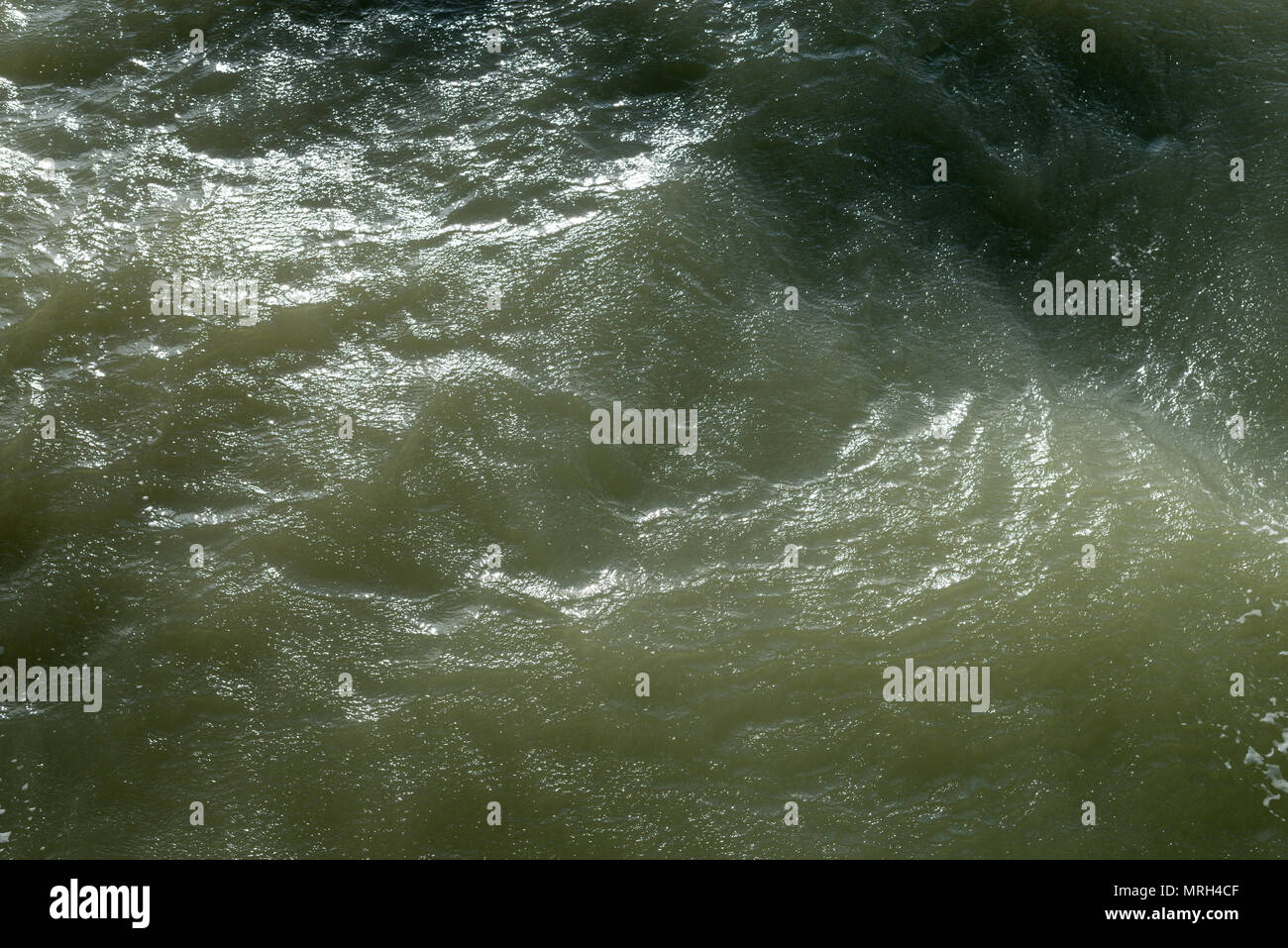 Die dunkelgrüne Meer. Stockfoto
