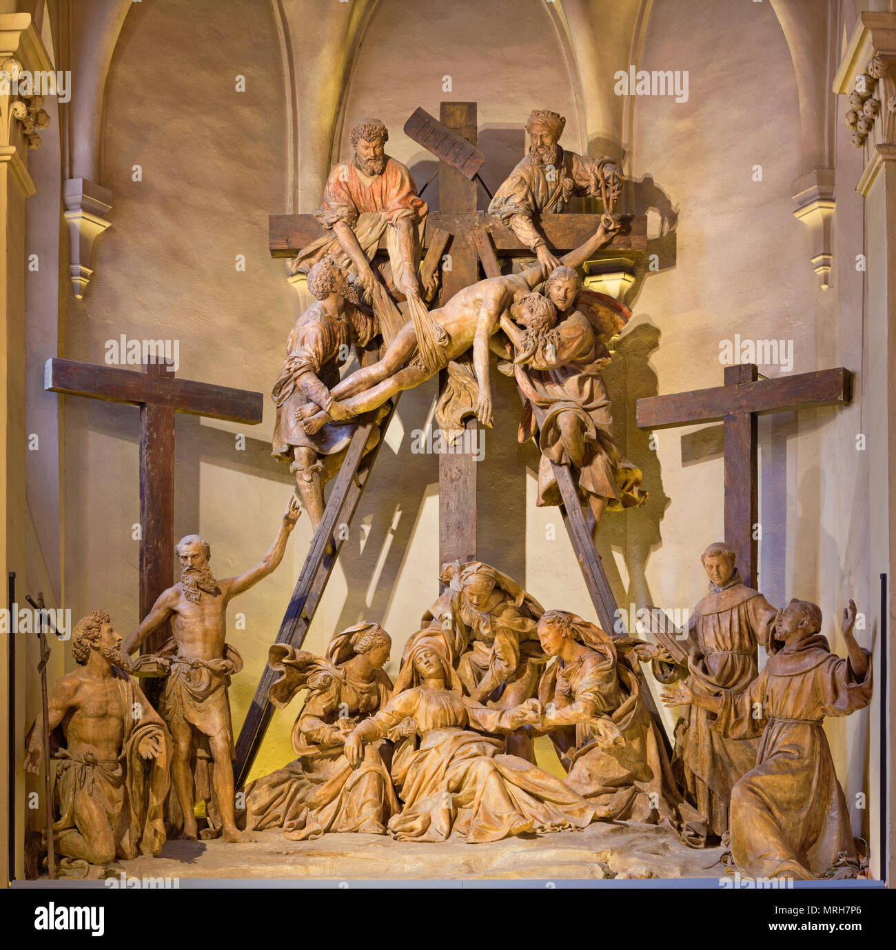 REGGIO EMILIA, Italien - 14 April, 2018: Die skulpturengruppe die Abscheidung des Kreuzes in der Kirche Chiesa di San Francesco von Antonio Begarelli. Stockfoto