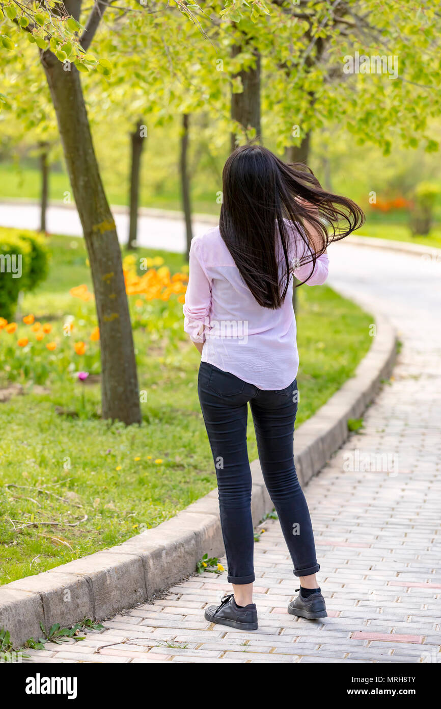 Im freien Porträt der schönen Teenager brunette Mädchen walking im Park Stockfoto