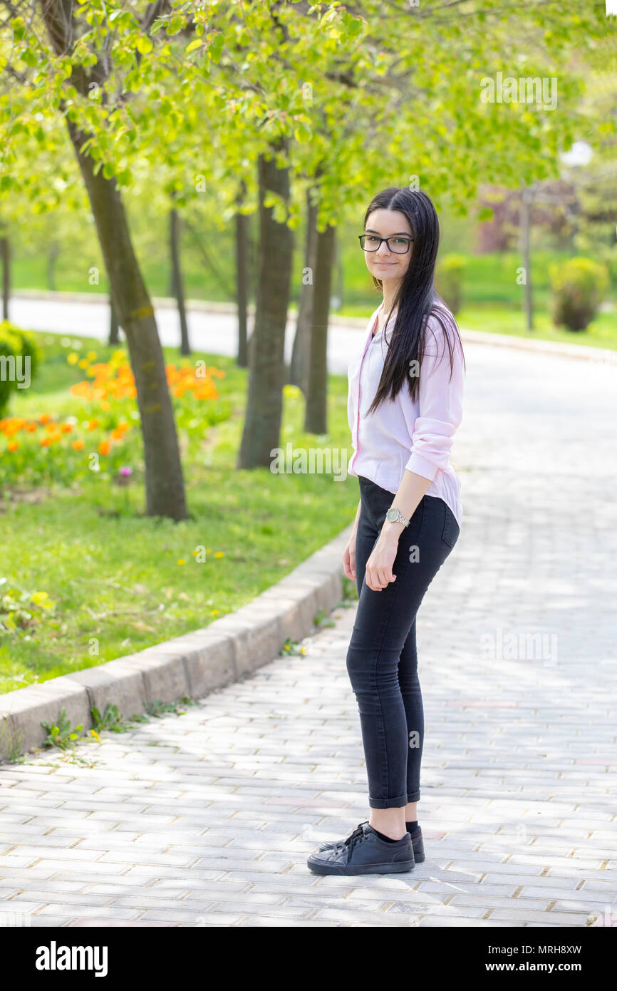 Im freien Porträt der schönen Teenager brunette Mädchen walking im Park Stockfoto