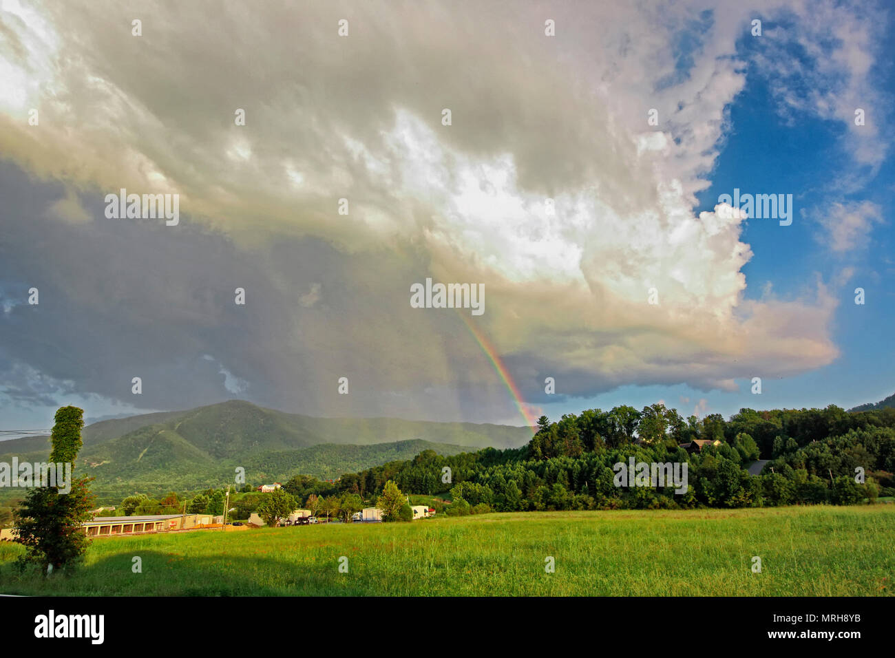 Trägt Tal mit Regenbogen in Wolken und Great Smokey Mountains im Hintergrund. Blick vom U.S. Highway 321 und Tennessee State Route 73, alias trägt Val Stockfoto