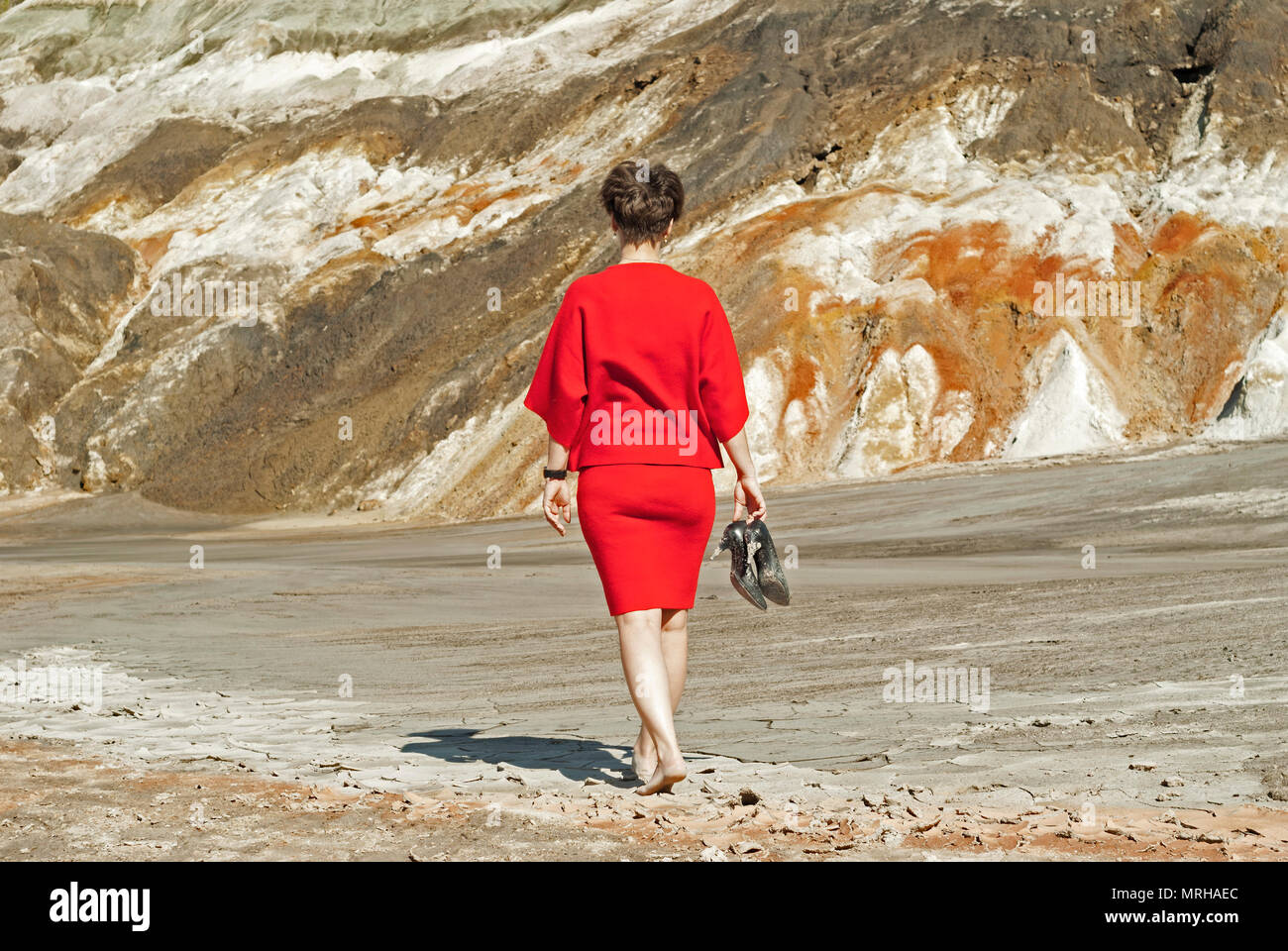 Frau Beim Schuhe Ausziehen Stockfotos Und Bilder Kaufen Alamy