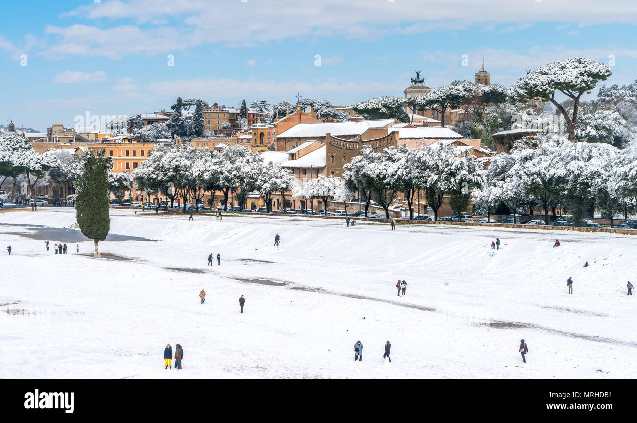 Schnee in Rom im Februar 2018, Panoramablick auf die Circo Massimo mit Menschen spielen. Stockfoto