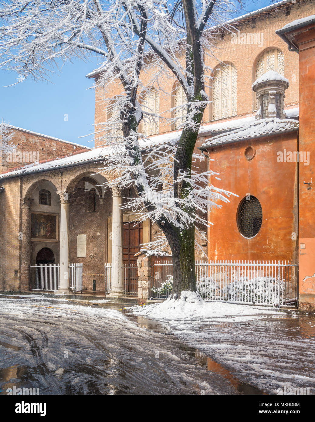 Schnee in Rom auf Febryary 2018, Basilika Santa Sabina, historische Kirche auf dem Aventin. Stockfoto