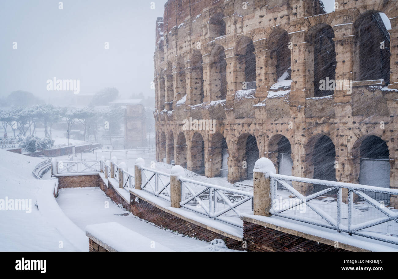 Schnee im Februar 2018 in Rom, das Kolosseum am Morgen während schneit. Stockfoto