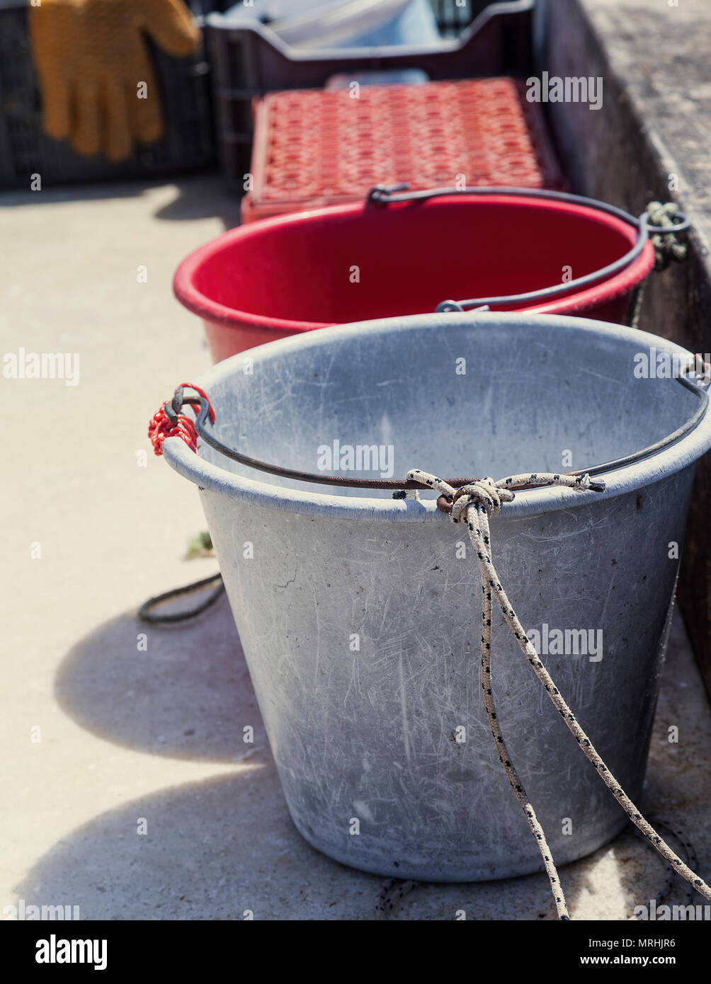 Zwei Eimer. Fishermans Tools auf eine harte Oberfläche. Isoliert. Stock Bild Stockfoto