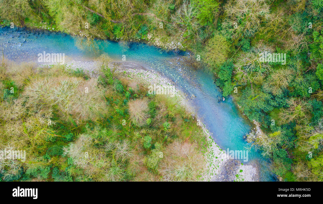 Top-down-drone Ansicht von Canyon und Hosta Fluss in Eibe und Buchsbaum  Hain im Frhjahr Tag, Sochi, Russland Stockfotografie - Alamy