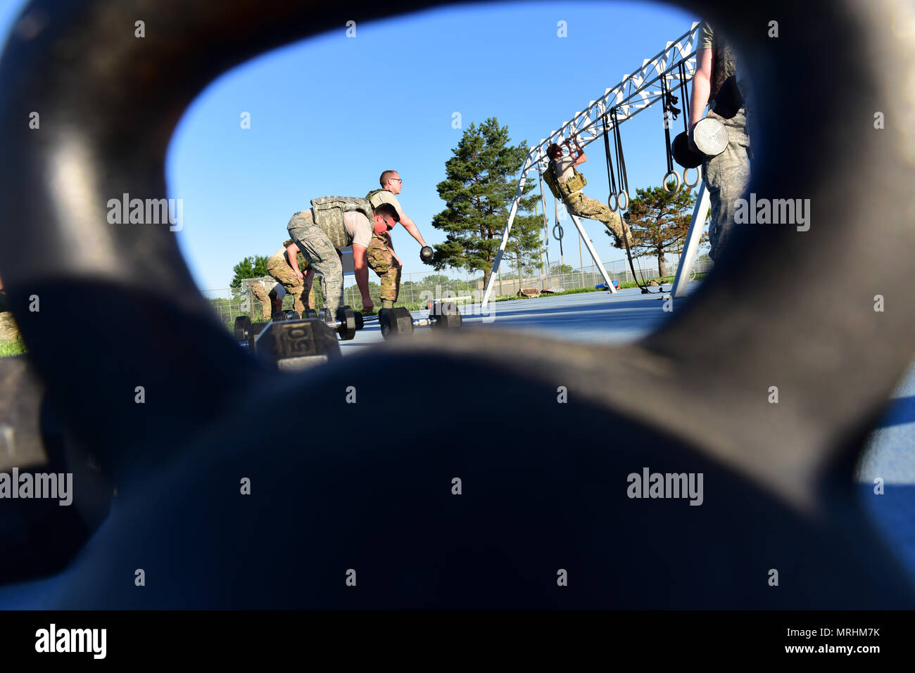 Die Mitglieder von Team Whiteman nehmen Sie teil an einem Operator challenge Workout an Whiteman Air Force Base, Calif., 9. Juni 2017, Ehre zu Service Mitglieder in einem Kampfeinsatz verloren zu bezahlen. Die HH60 G Pave Hawk", Pedro 66, "Mit fünf Flieger wurde in Afghanistan erschossen am 9. Juni 2010, töteten fünf Flieger. Die Gedenkstätte workout inklusive Mannschaften, sechs Runden von 66 arm schnappt abgeschlossen, 66 Liegestütze, 14 pullups und eine 400 Meter laufen, das Tragen eines gewichteten Weste. Stockfoto