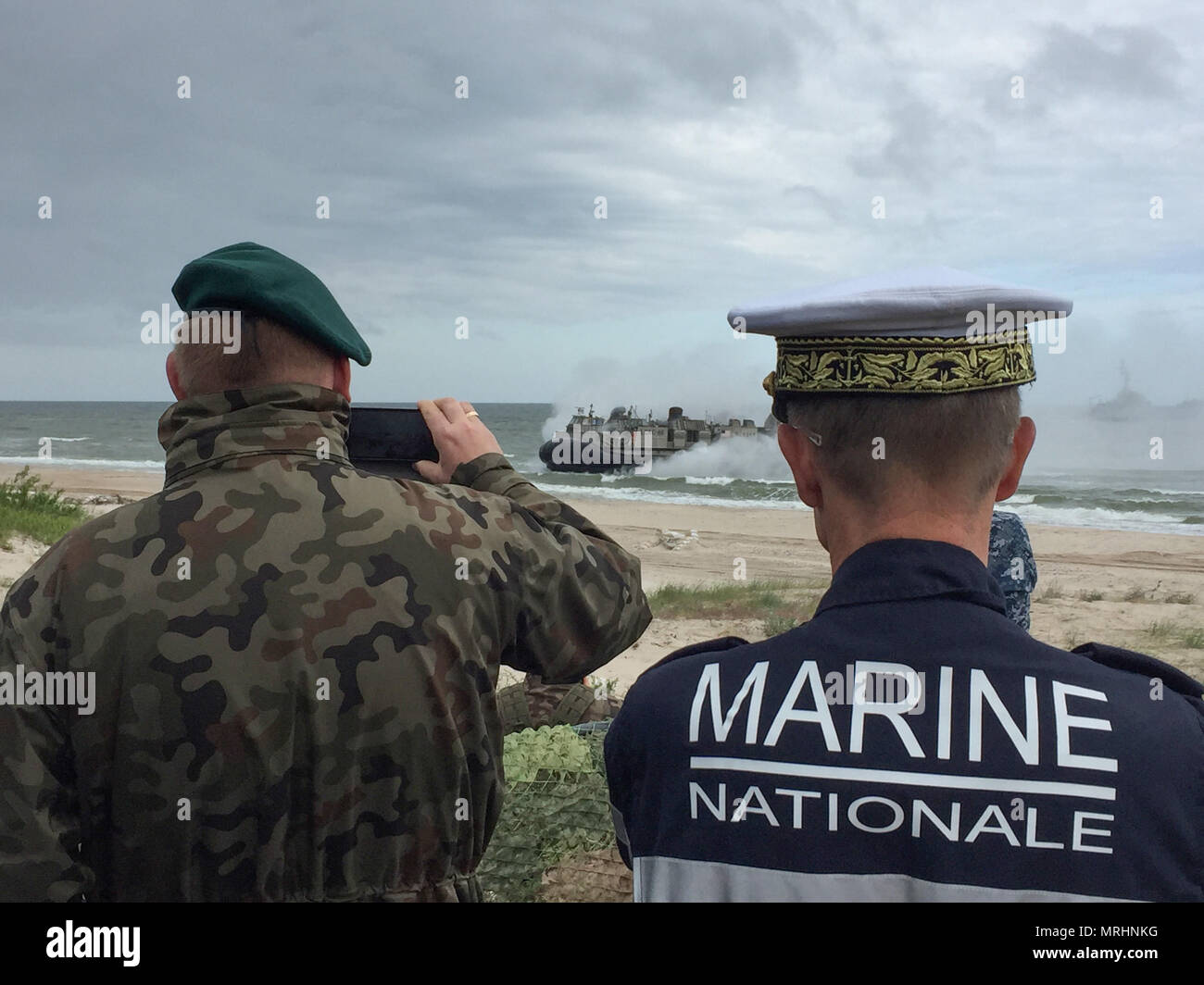 BALTOPS 2017 ist eine jährlich stattfindende multinationale maritime Übung, die im Ostseeraum unter der US Navy Forces Europe durchgeführt wird. Dieses Archivbild dokumentiert polnische und französische Seeleute, die während der Übung am 14. Juni 2017 einen simulierten Amphibienüberfall in Ustka, Polen, fotografierten. eine der größten maritimen Bohrmaschinen in Nordeuropa. Stockfoto