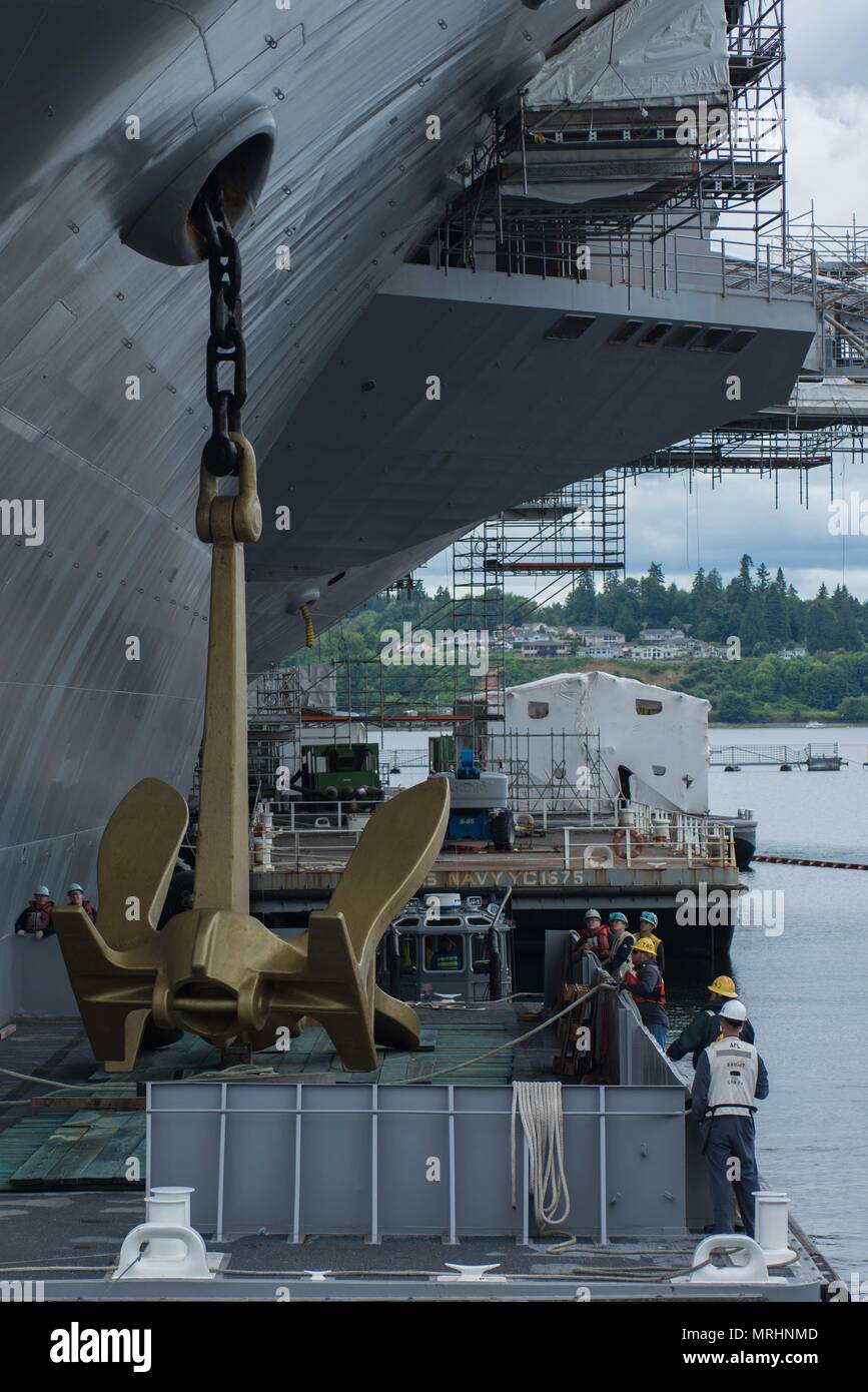 170613-N-KJ 376-171 Bremerton, Washington (13. Juni 2017) Segler auf dem Flugzeugträger USS John C Stennis (CVN 74) und Mitarbeiter am Puget Sound Naval Shipyard und Intermediate Maintenance Facility zugeordnet wieder ein, die das Schiff den Hafen Ankerkette Anker. Die Anker wurden für Wartung gelöst und Malerarbeiten. John C Stennis führt eine geplante schrittweise Verfügbarkeit, in dem das Schiff befindet sich in der planmäßigen Wartung und Upgrades. (U.S. Marine Foto von Mass Communication Specialist 2. Klasse Nick A. Grim/Freigegeben) Stockfoto