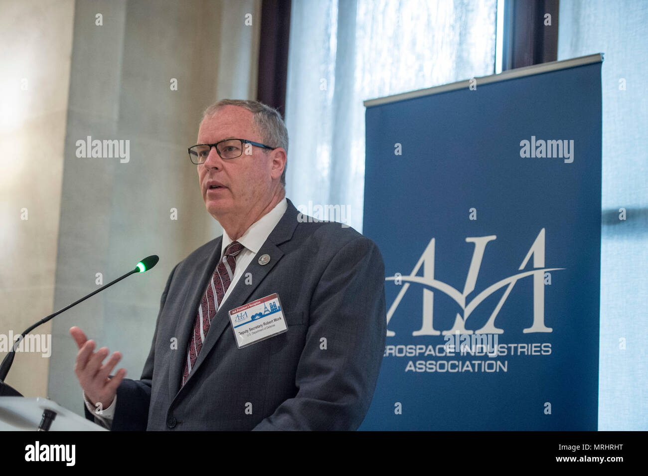 Der stellvertretende Verteidigungsminister Bob Arbeiten spricht an der Luft- und Raumfahrtindustrie e.v. Rezeption Juni 18, 2017, Paris, Frankreich. Der AIA, mit mehr als 325 großen Luft-, Raumfahrt- und Verteidigungsunternehmen und deren Zulieferer als Mitglieder, ist ein Handelsverband, der US-Luft-, Raumfahrt- und Verteidigungsindustrie. (DOD Foto von US Air Force Tech. Sgt. Brigitte N. Brantley) Stockfoto