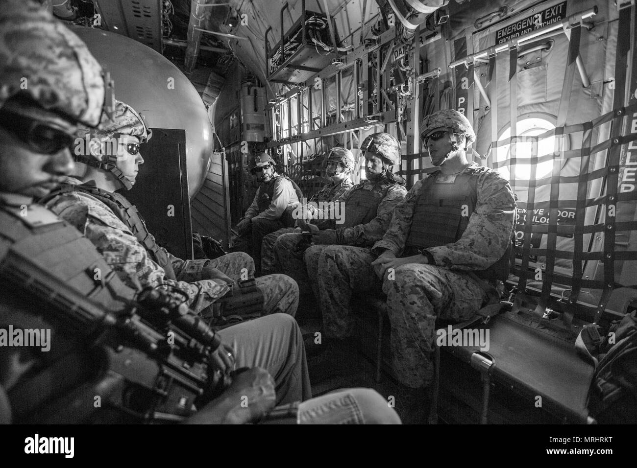 Us-Marines und Matrosen mit der Kommandant Personal fliegen auf einem KC-130J, Al Asad, Irak, 17. Juni 2017. Kommandant des Marine Corps Gen. Robert B. Neller besucht Al Asad bei Marines zu sprechen und eine Tour durch die Basis. (U.S. Marine Corps Foto von Cpl. Samantha K. Braun) Stockfoto