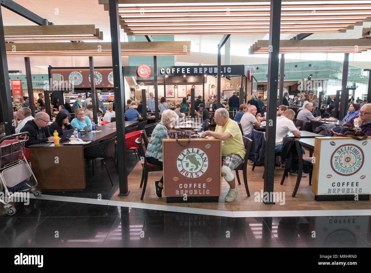 Flughafen Barcelona, Spanien passengersin ein Restaurant haben ein schnelles Mittagessen Stockfoto