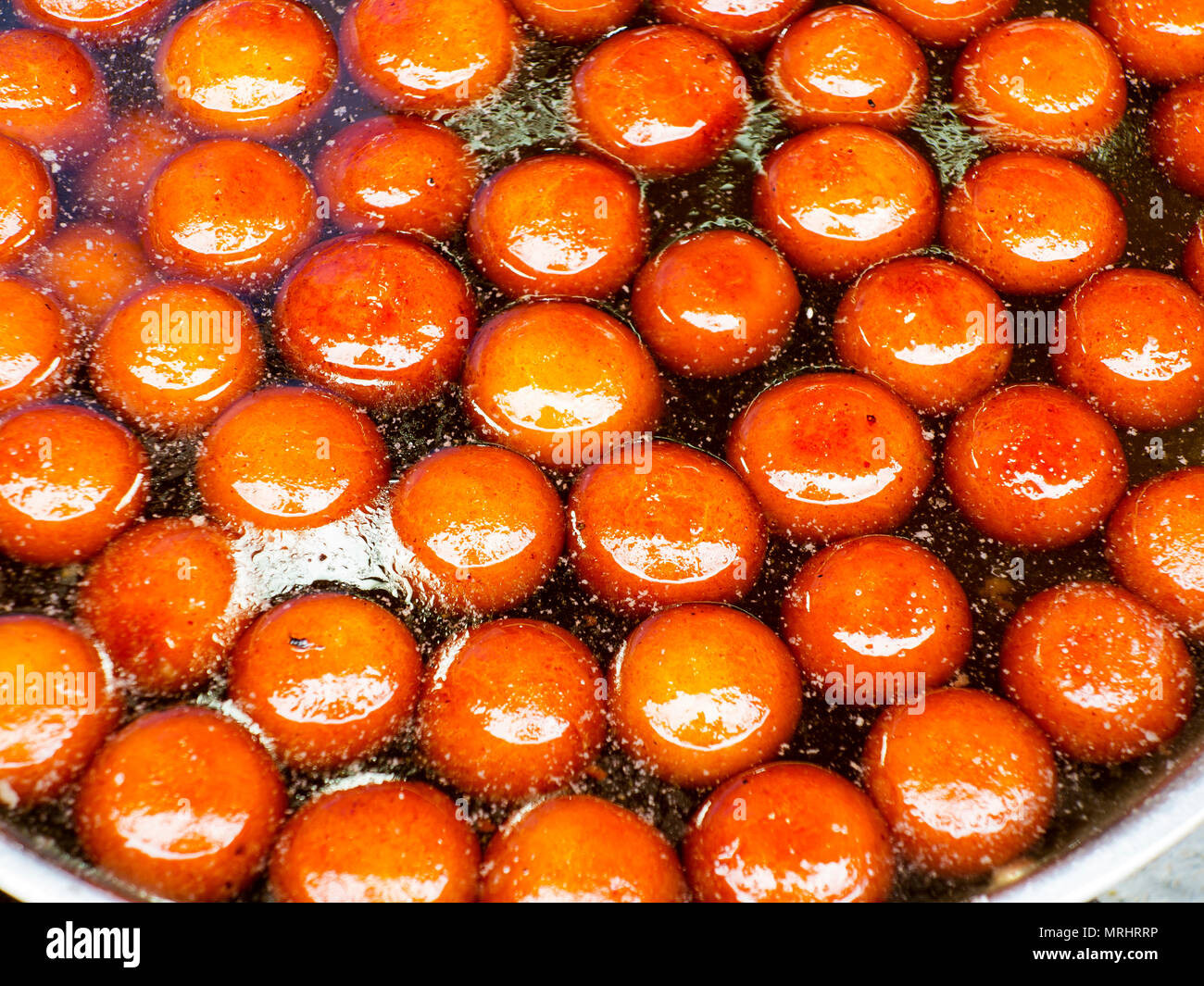 Gulab Jamun, in einem typisch indischen süßen indischen Restaurant im Bereich Malital, Nainital, Uttarakhand, Indien Stockfoto