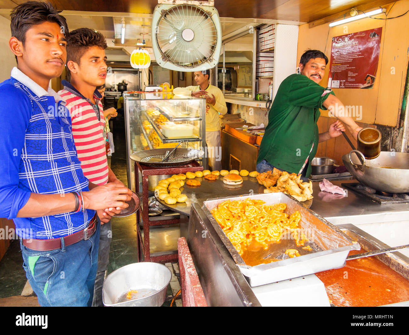 Typisch indischen Restaurant im Bara Bazar, Nainital, Uttarakhand, Indien Stockfoto