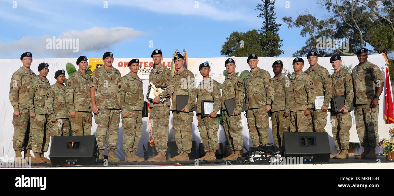 Gen. Robert B. Braun (5. von links), U.S. Army Pacific kommandierenden General und USARPAC Command Sergeant Major, Command Sgt. Maj. Bryant C. Lambert (ganz rechts), für ein Bild mit USARPAC Soldaten aus der gesamten Region darstellen, während der US-Armee Garnison Hawaii und US-Armee Pazifik Einhaltung der 242Nd Geburtstag der Armee, 16. Juni bei Weyand, Schofield Kasernen, Hawaii. Auszeichnungen wurden dem USARPAC Soldat und Noncommissioned Officer des Jahres nach einer wochenlangen besten Krieger Wettbewerb vorgestellt. 25 Infanterie Division war sowohl Ehrungen ausgezeichnet. Sgt. 1. Klasse Benjamin Garcia, und Stockfoto