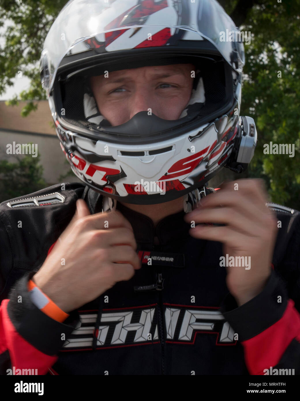 Ein Motorradfahrer setzt auf Ihren Helm während der 7. jährlichen Motorrad Tag der Sicherheit bei Joint Base Andrews, Md., 15. Juni 2017. Die Veranstaltung Hersteller, lokale Vereine, Essen, Motorrad Sicherheit Demonstrationen, ein Polizei-off-begleitet-fahren und Verlosungen. (U.S. Air Force Foto von Flieger 1. Klasse Valentina Lopez) Stockfoto