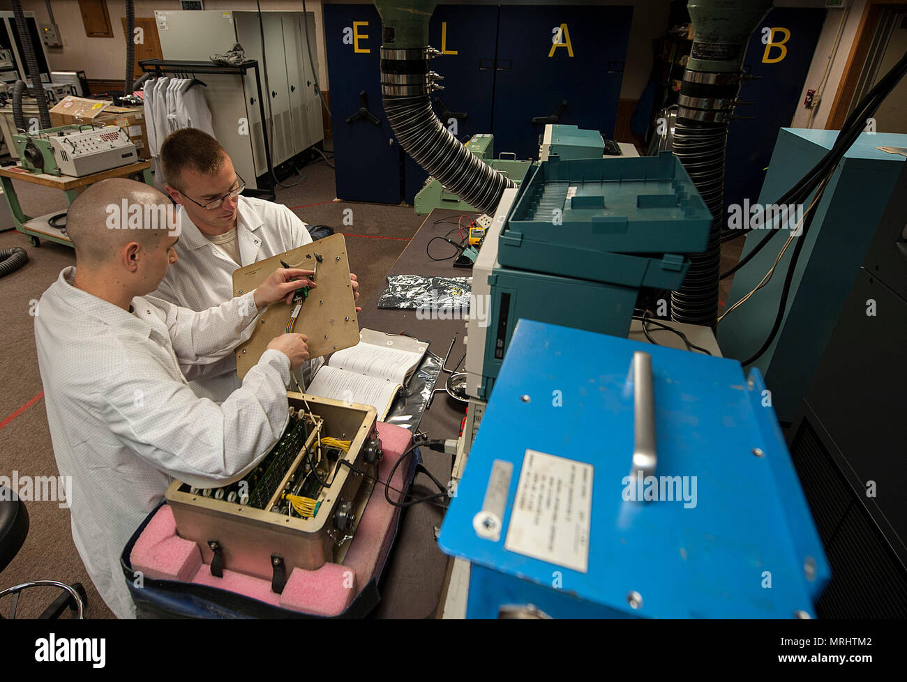 (Von links) Staff Sgt. Dustin Stetler und Tech. Sgt. Maxie Kardinal, 791 . Maintenance Squadron elektronik Laboranten, befestigen Sie eine obere Verkleidung am Minot Air Force Base, N.D., 31. Mai 2017. Das ELAB Team praktiziert die Wartung eines in Vorbereitung für Global Strike Herausforderung 2017 set Schaltung testen. (U.S. Air Force Foto/Airman 1st Class Jonathan McElderry) Stockfoto