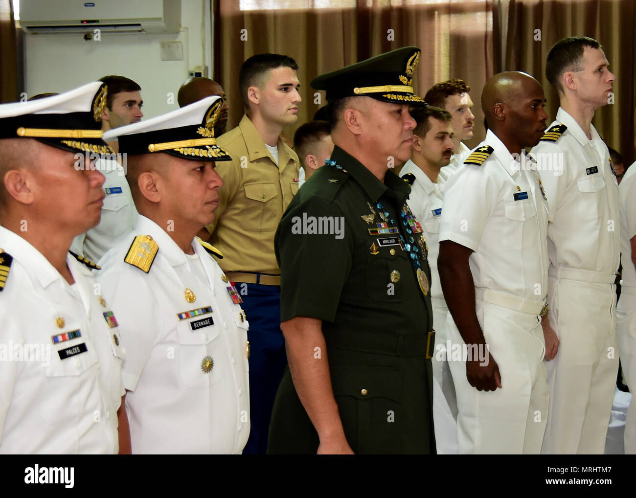 170619-N-QV 906-013 Cebu, Philippinen (19. Juni 2017) Service Mitglieder von der US Navy und Marine Corps und die Streitkräfte der Philippinen nehmen an der Eröffnungs-Eröffnungsfeier für die Ausbildung von Seeleuten Aktivität (MTA) SAMA SAMA 2017 Naval Forces Central in Cebu, Philippinen, Juni 16. MTA-SAMA SAMA ist eine bilaterale Seeverkehrsabkommen zwischen US-amerikanischen und philippinischen Seestreitkräften und ist darauf ausgelegt, die Zusammenarbeit und die interoperabillty zwischen Streitkräften der Nationen zu stärken. (U.S. Marine Foto von Mass Communication Specialist 1. Klasse Micha Blechner/freigegeben) Stockfoto