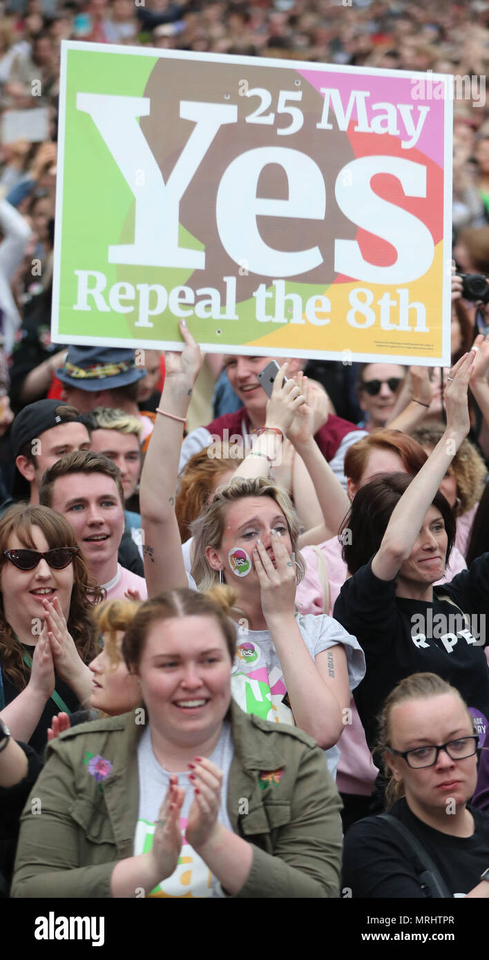 Die Menschen feiern im Schloss von Dublin in Irland abgestimmt hat die 8. Änderung der irischen Verfassung, die Abtreibungen verbietet, es sei denn, der Mutter Leben in Gefahr ist, aufzuheben. Stockfoto