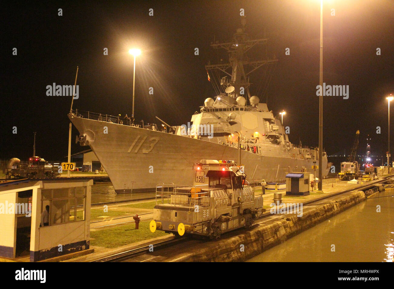 Die USS John Finn (DDG 113) ist ein Lenkraketenzerstörer der Arleigh-Burke-Klasse der United States Navy, benannt nach dem Empfänger der Ehrenmedaille John Finn aus dem Zweiten Weltkrieg. Das Archivbild dokumentiert den Zerstörer, der am 13. Juni 2017 während seiner Jungfernfahrt zu seinem Heimathafen San Diego, Kalifornien, nach seiner Indienststellung im Juni 2017 den Panamakanal durchfuhr. Stockfoto