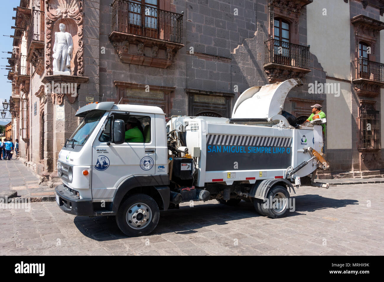 Müllwagen sammeln Müll im Zentrum von San Miguel de Allende Stockfoto