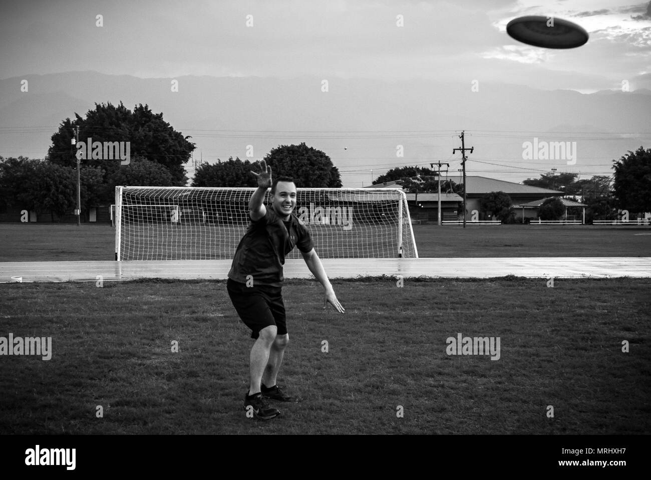 Soldaten und Flieger von Joint Task Force - Bravo spielen Ultimate Frisbee im Regen während thier Tag an der Schiene im Soto Cano Air Base, 14. Mai 2017. (U.S. Air National Guard Foto von Master Sgt. Scott Thompson/freigegeben) Stockfoto