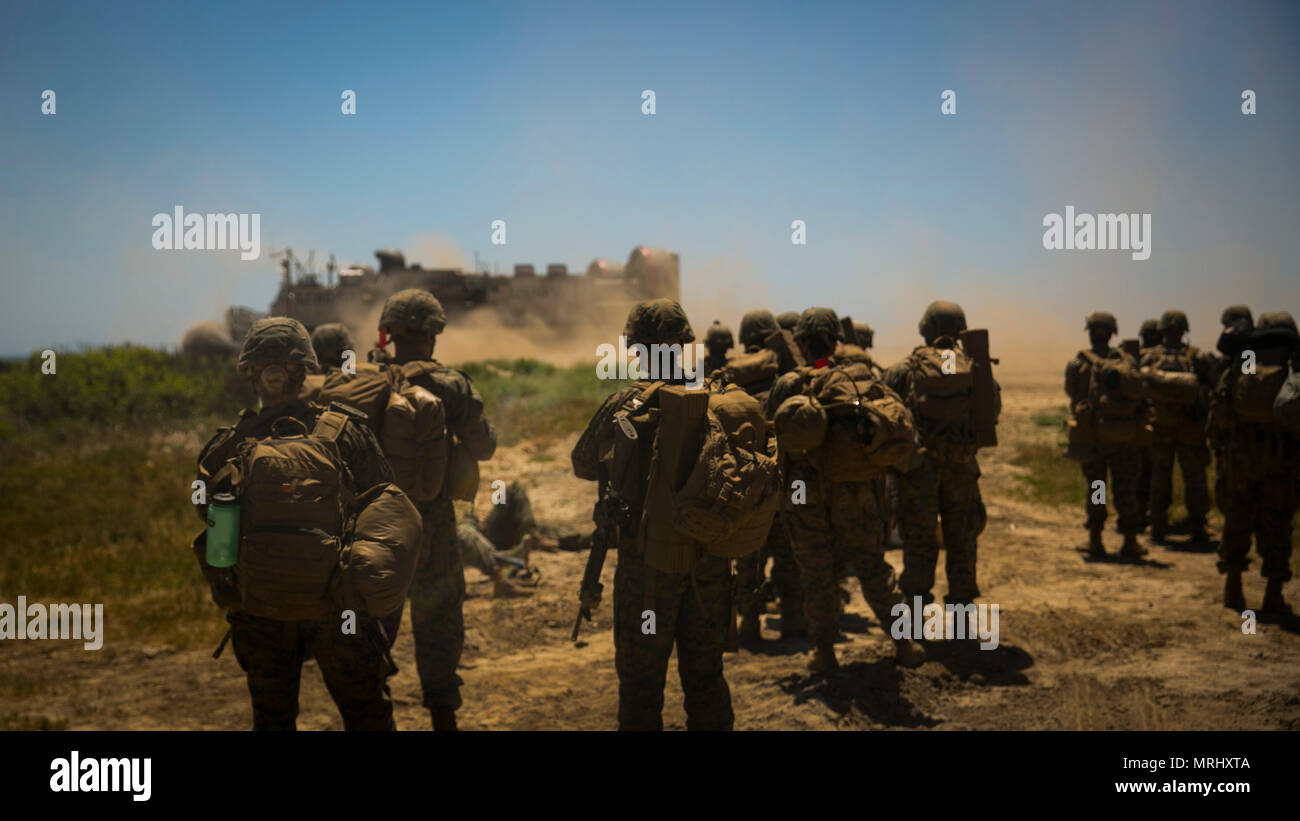 MARINE CORPS BASE CAMP Pendleton, Calif.-Marines mit der Logistik Combat Element des 15 Marine Expeditionary Unit warten auf eine Landing Craft air cushion Last nach einer Woche von Operationen an Land während der Zertifizierung Übung, Juni 12, 2017 Zurück zur USS Pearl Harbor (LSD 52). Die Vielseitigkeit der Navy-Marine Corps Team befähigt Sie, jede Aufgabe an jedem Ort zu führen. CERTEX ist der letzte in einer Reihe von Übungen, die bestätigt der MEU fähig für den Einsatz zur Unterstützung der Flotte und Kämpfer Kommandanten im gesamten Spektrum militärischer Operationen. (U.S. Marine Stockfoto