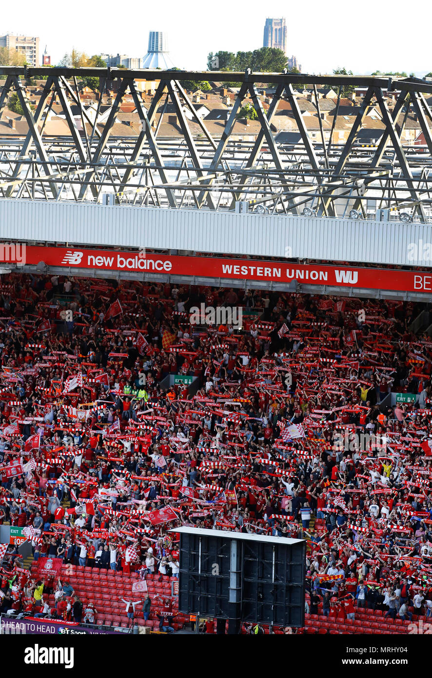 Liverpool Fans In Den Kop Beobachten Sie Das Finale Der Uefa Champions League Zwischen Liverpool Und Real Madrid Auf Einem Grossen Bildschirm In Liverpool Liverpool Stockfotografie Alamy Liverpool Fans In Den Kop Beobachten Sie Das Finale Der Uefa Champions League Zwischen Liverpool Und Real Madrid Auf Einem Grossen Bildschirm In Liverpool Liverpool Stockfotografie Alamy