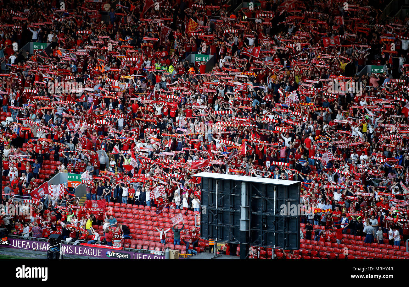 Liverpool Fans In Den Kop Beobachten Sie Das Finale Der Uefa Champions League Zwischen Liverpool Und Real Madrid Auf Einem Grossen Bildschirm In Liverpool Liverpool Stockfotografie Alamy Liverpool Fans In Den Kop Beobachten Sie Das Finale Der Uefa Champions League Zwischen Liverpool Und Real Madrid Auf Einem Grossen Bildschirm In Liverpool Liverpool Stockfotografie Alamy