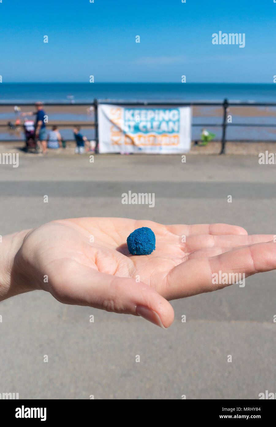 Taprogge Kugeln (Clean Power Station Kühlleitungen verwendet) auf Saltburn Strand an der Küste von North Yorkshire gefunden. England. Großbritannien Stockfoto