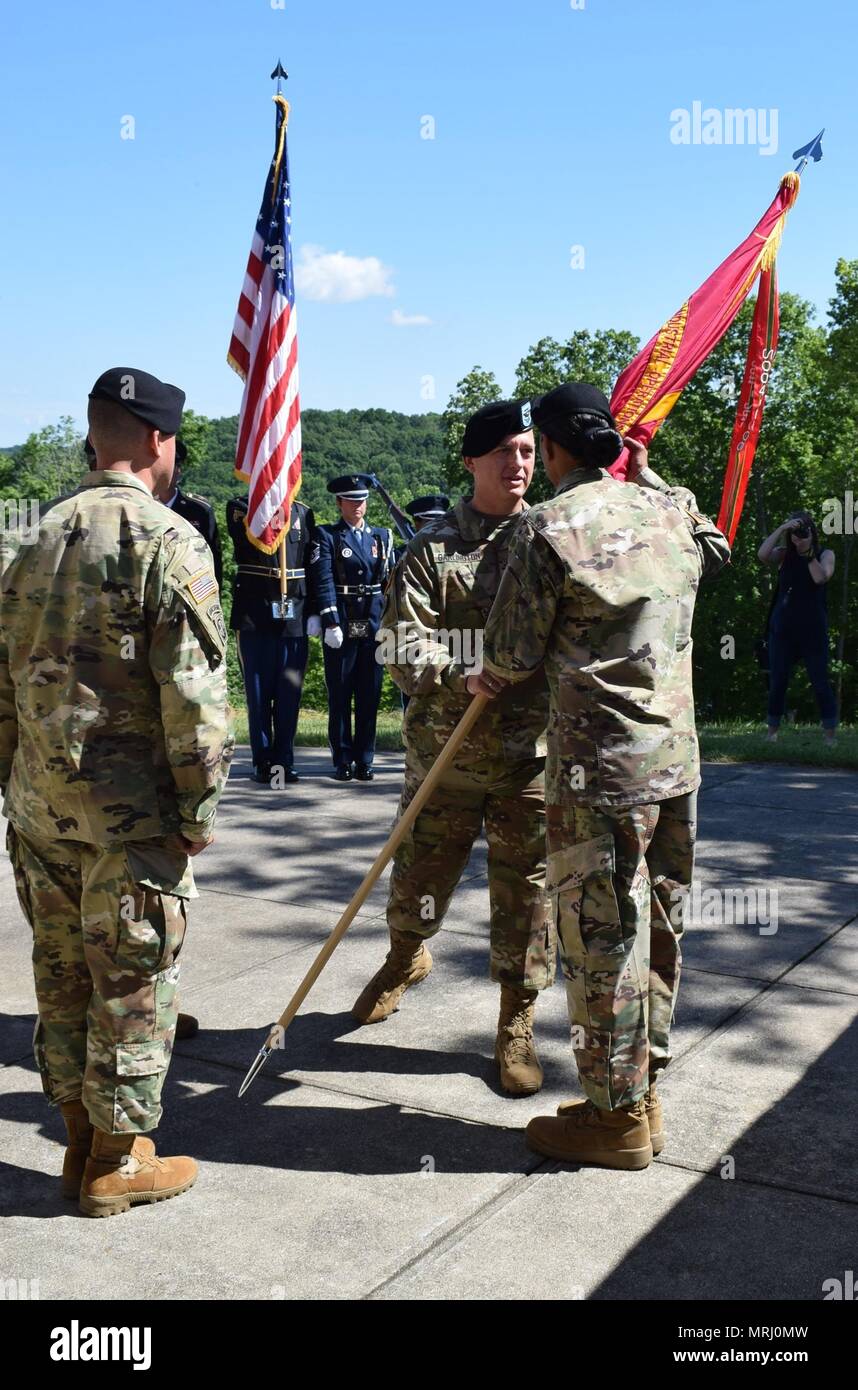 Oberst Michael Garlington, eingehende Kommandant der CAAA, führt der Befehl Farben zu Sgt. Maj. Ann Sydnor, Sergeant Major für US Army Sustainment Command, was bedeutet, dass er das Kommando über Kran Armee-munition Aktivität akzeptiert hat. Stockfoto