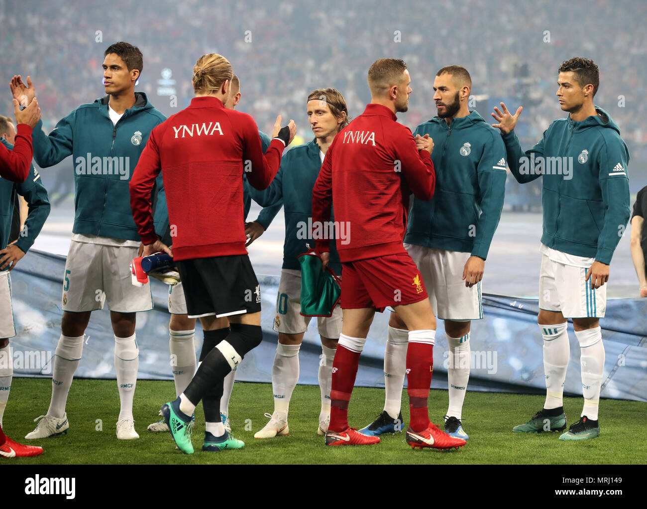 Real Madrid's (links-rechts) Raphael Varane, Toni Kroos, Luka Modric, Karim Benzema und Cristiano Ronaldo Line up vor dem Finale der UEFA Champions League im NSK Olimpiyskiy Stadion, Kiew. Stockfoto