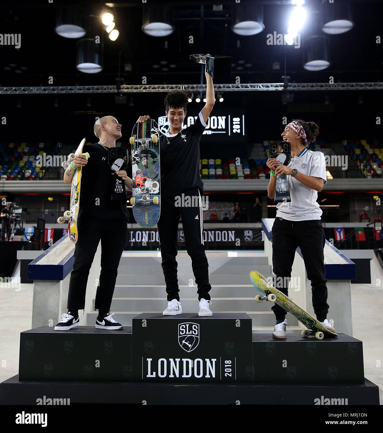 An zweiter Stelle Lacey Baker (links), Erste platziert (Mitte) Jenn Soto und Dritten Mariah Duran während der Endrunde der Frauen während des Tages eine der 2018 SLS-Pro Open am Kupfer, London. Stockfoto