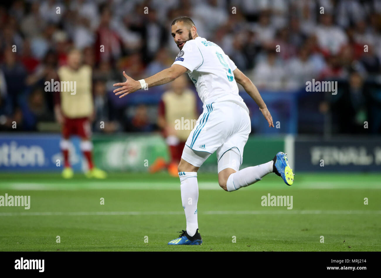 Real Madrids Karim Benzema blickt zurück, wie er feiert ersten Ziel seiner Seite des Spiels zählen während der UEFA Champions League Finale bei den NSK Olimpiyskiy Stadion, Kiew. Stockfoto