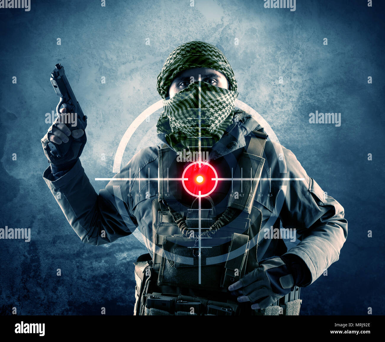 Terroristische Mann mit Gewehr und Laser Target auf seinem Körper Konzept maskiert Stockfoto