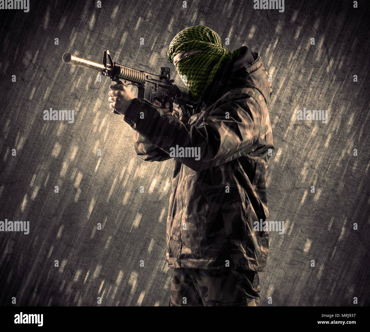 Nahaufnahme eines bewaffneten terroristischen Mann mit Maske an regnerischen Hintergrund Stockfoto