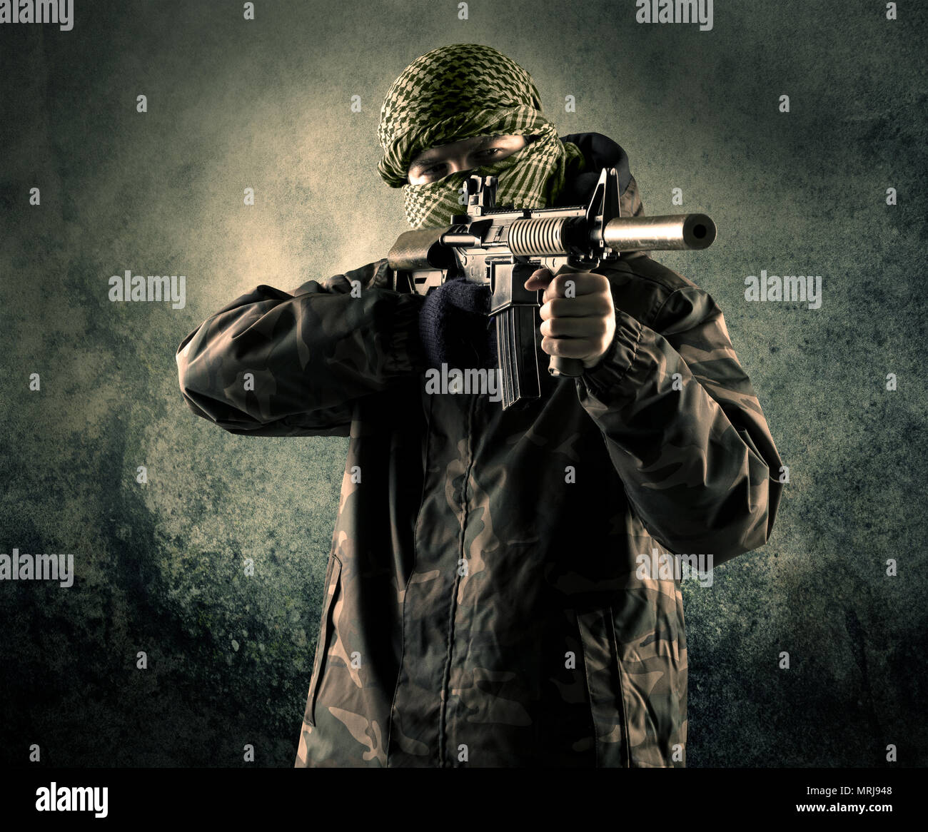 Porträt eines schwer bewaffneten maskierten Soldaten mit Grunge Hintergrund Konzept Stockfoto