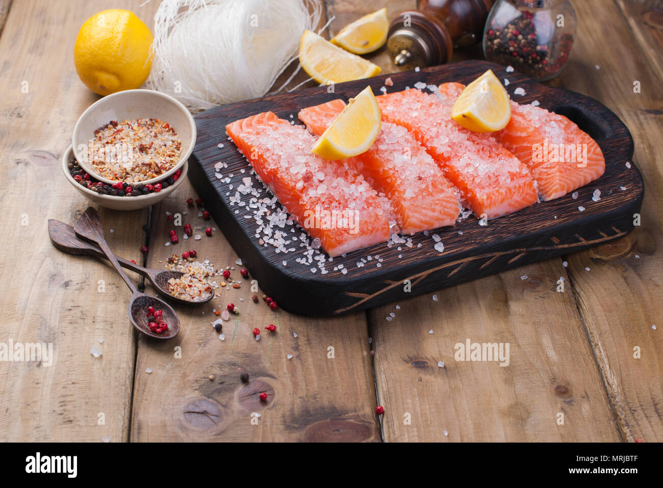 Roher Lachs filet mit Salz und Pfeffer Kalbsbries auf Backpapier ...