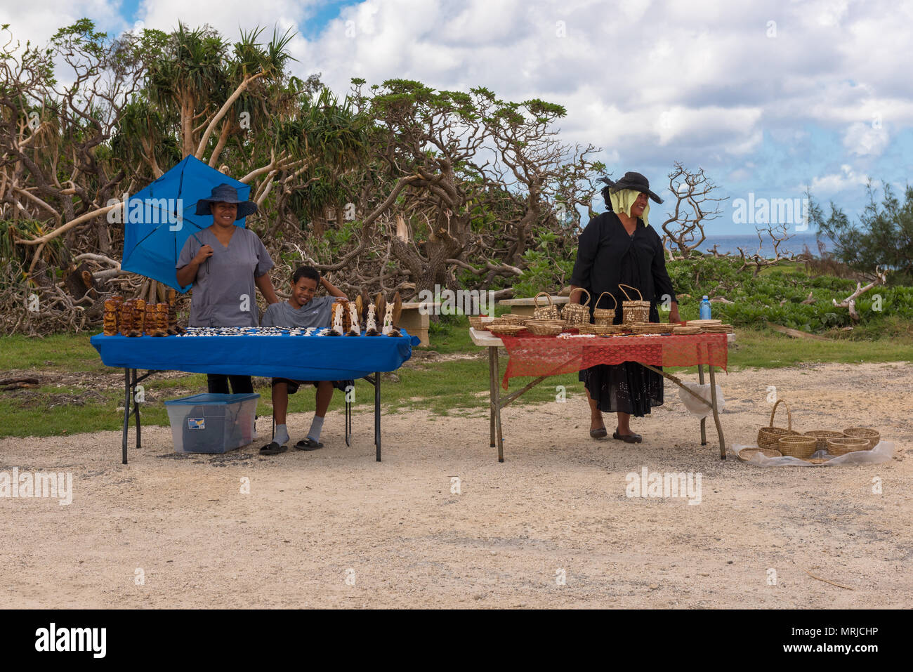 Houma, Tonga - - März 10, 2018. Händler Anzeige Körbe und Kunstwerke zum Verkauf in der Nähe der Stadt Houma in Tonga. Nur für den redaktionellen Gebrauch bestimmt. Stockfoto