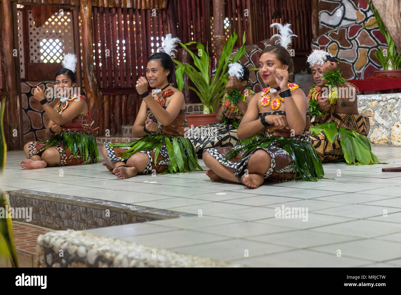 Tonga - - März 10, 2018. Native Tänzer im gewohnten Gewand einen traditionellen Tanz aufführen. Nur für den redaktionellen Gebrauch bestimmt. Stockfoto