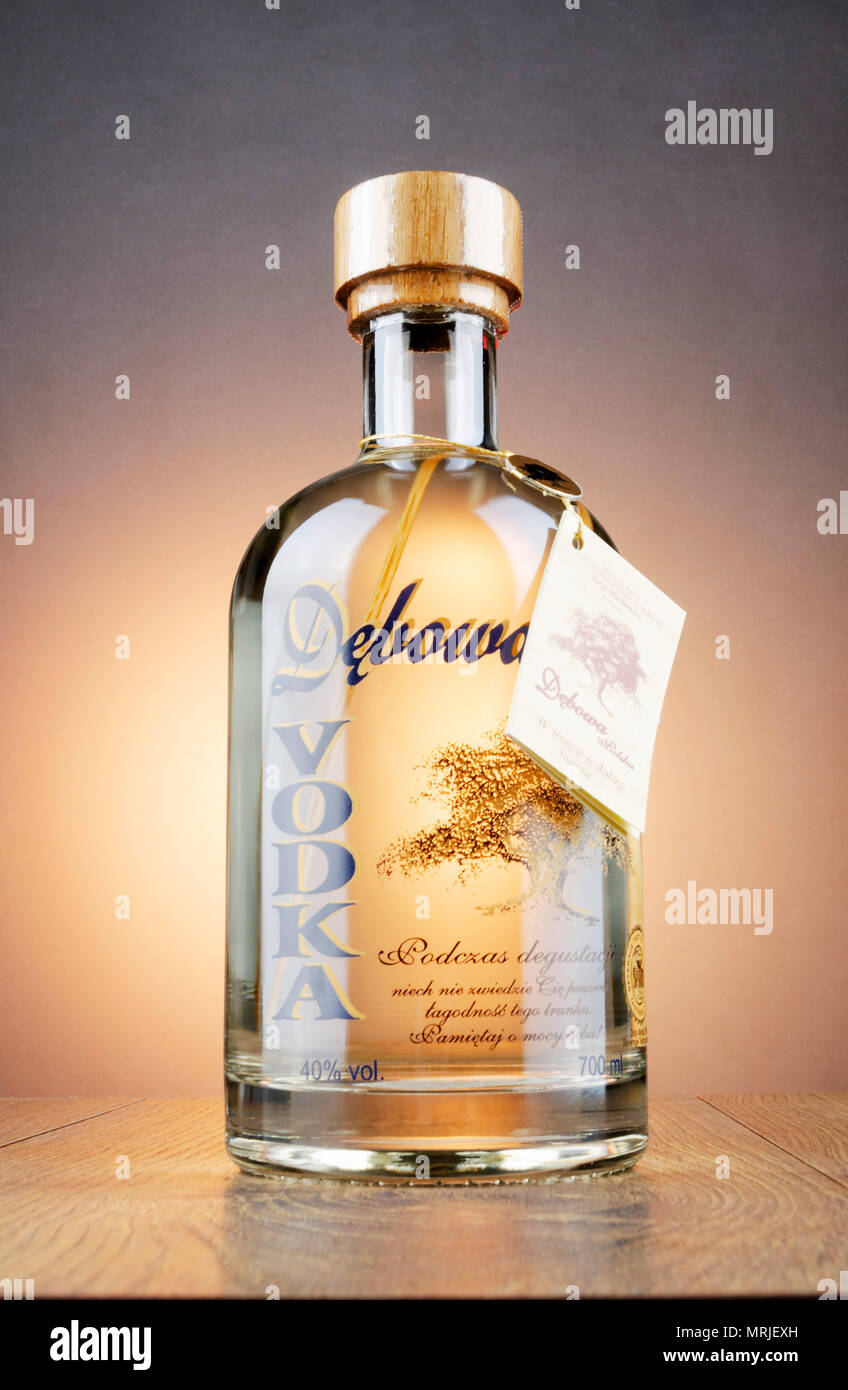 Debowa Vodka mit Holz- auf verlaufshintergrund Griff isoliert Stockfotografie