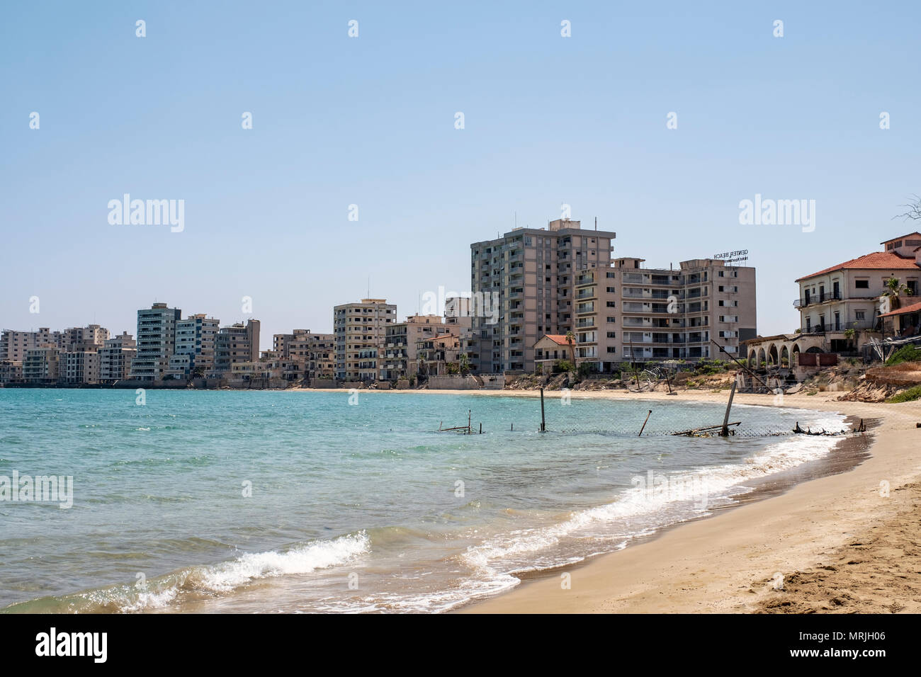 Zypern. Varosha Ghost Town in Famagusta. Das ehemalige Holiday Resort wurde im Jahr 1974 aufgegeben und ist jetzt Teil des türkisch besetzten Nordzypern. Stockfoto