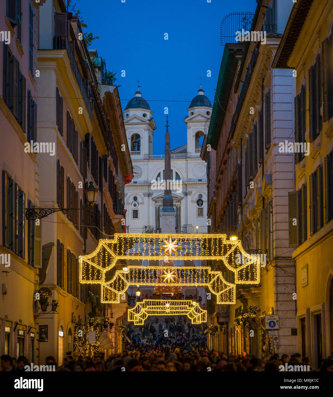 Die Via Condotti und die Piazza di Spagna. Weihnachten in Rom, Italien. Stockfoto
