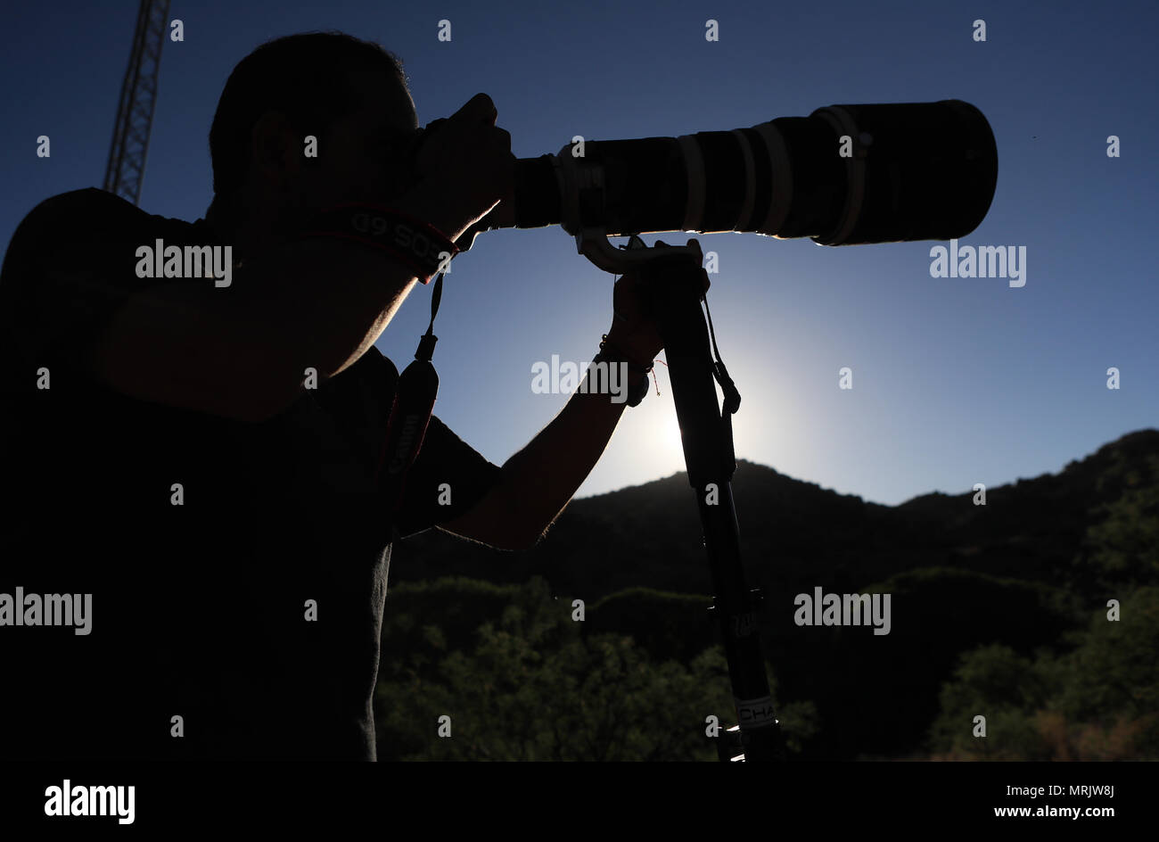 Fotograf Ruben Dario Betancourt verwendet eine 500 mm Canon F4 Objektiv und Sonnenbrille, in Cuenca los Ojos finden. Naturpark,. Sonnenuntergang, Sonne, Sonnenuntergang Stockfoto