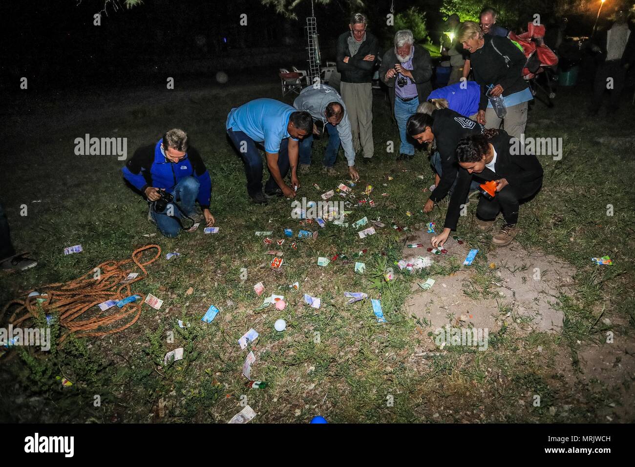 Der fotojournalist Luis Gutierrez de Norte Foto und Biologen aus den USA und Mexiko, mit einem Holzstab, ein Donald Trump piñata. Stockfoto