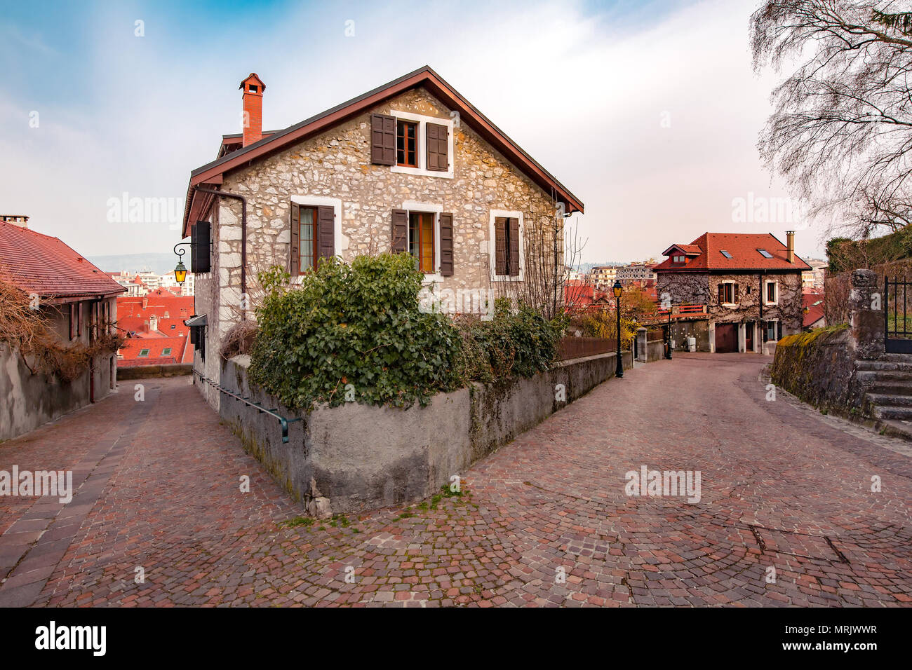 Gemütliche Straße in der Altstadt von Annecy, Frankreich Stockfoto