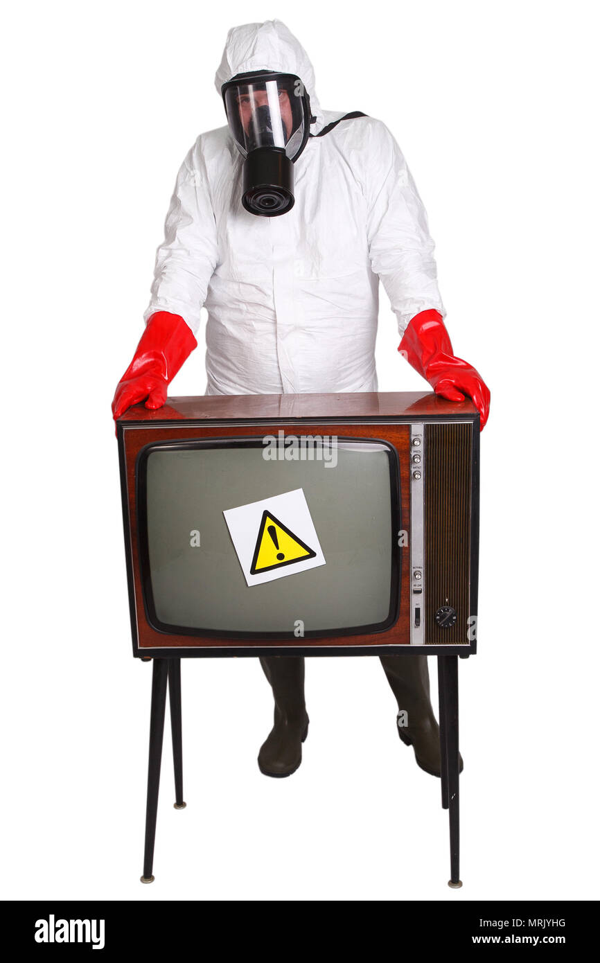 Mann im Schutzanzug mit retro TV isoliert auf weißem Stockfoto